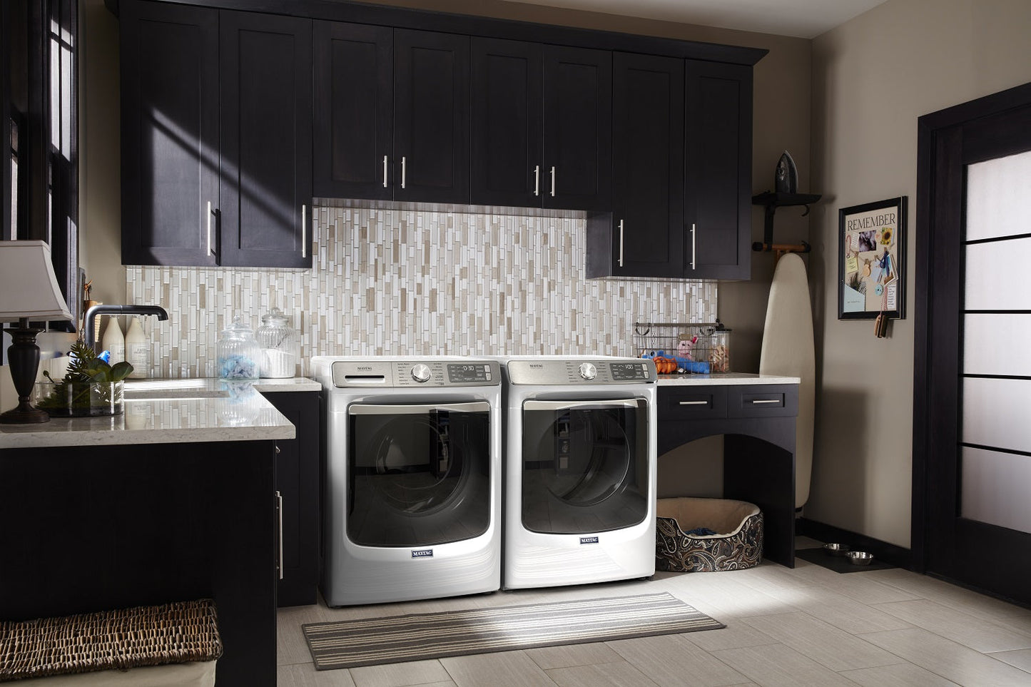 Maytag 5.8 Cu. Ft. Smart Front-Load High-Efficiency Steam Washer - White - Stackable - MHW8630HW | Laveuse à la vapeur intelligente haute efficacité Maytag à chargement frontal de 5,8 pi³ - blanche -…
