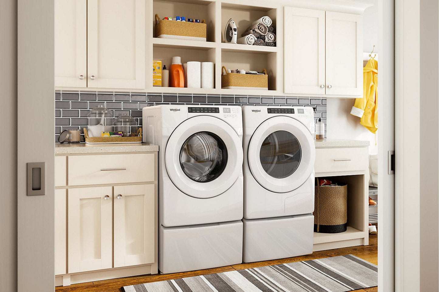 Whirlpool 5.0 Cu. Ft. Front-Load Washer and 7.4 Cu. Ft. Electric Dryer - White|Laveuse à chargement frontal de 5,0 pi³ et sécheuse électrique de 7,4 pi³ de Whirlpool - blanches|WHFL560L