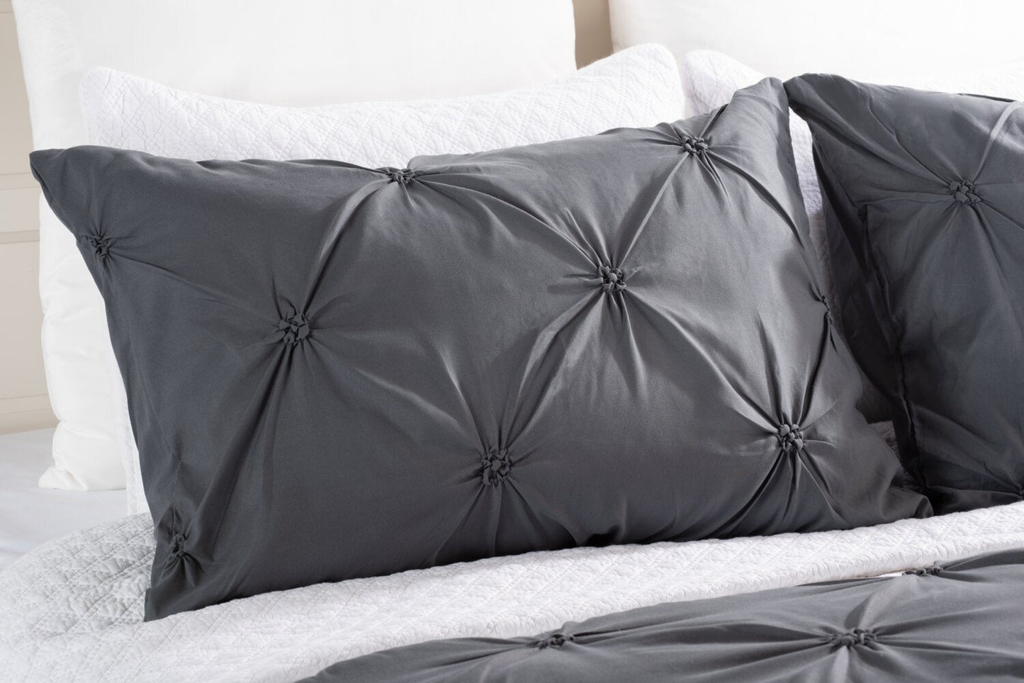 Brianna Dark Grey 3-Piece King Comforter Set|Ensemble d'édredon Brianna 3 pièces gris foncé pour très grand lit