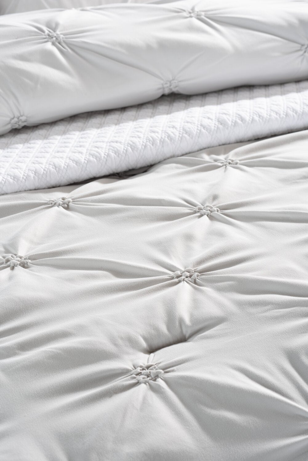 Brianna Light Grey 3-Piece Full/Queen Comforter Set|Ensemble d'édredon Brianna 3 pièces gris clair pour lit double ou grand lit|BRILG3FQ