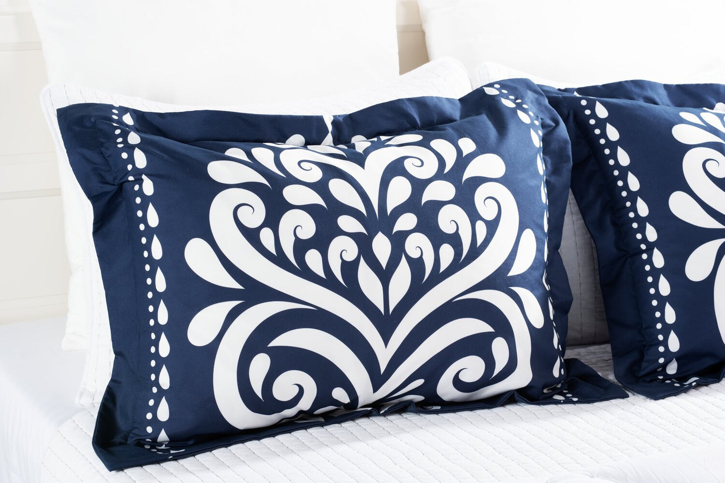 Navy Damask 3-Piece Full/Queen Comforter Set|Ensemble d'édredon Navy Damask 3 pièces pour lit double ou grand lit|NVYDM3FQ