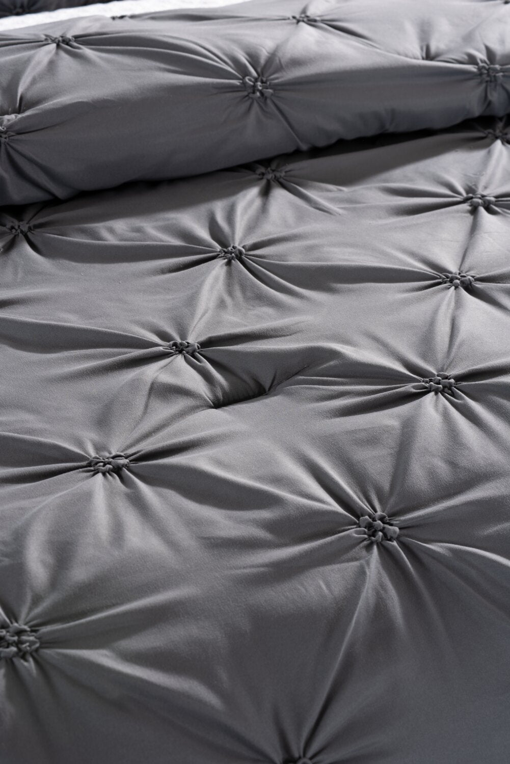 Brianna Dark Grey 3-Piece King Comforter Set|Ensemble d'édredon Brianna 3 pièces gris foncé pour très grand lit