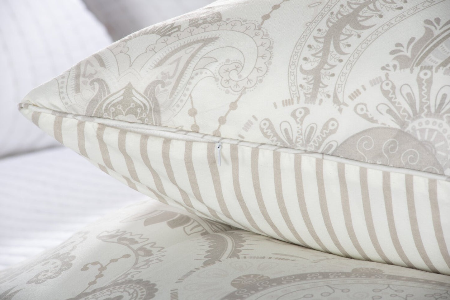 Indie Paisley 3-Piece Full/Queen Comforter Set - White|Ensemble d'édredon Indie Paisley 3 pièces pour lit double ou grand lit - blanc|PAISL3FQ