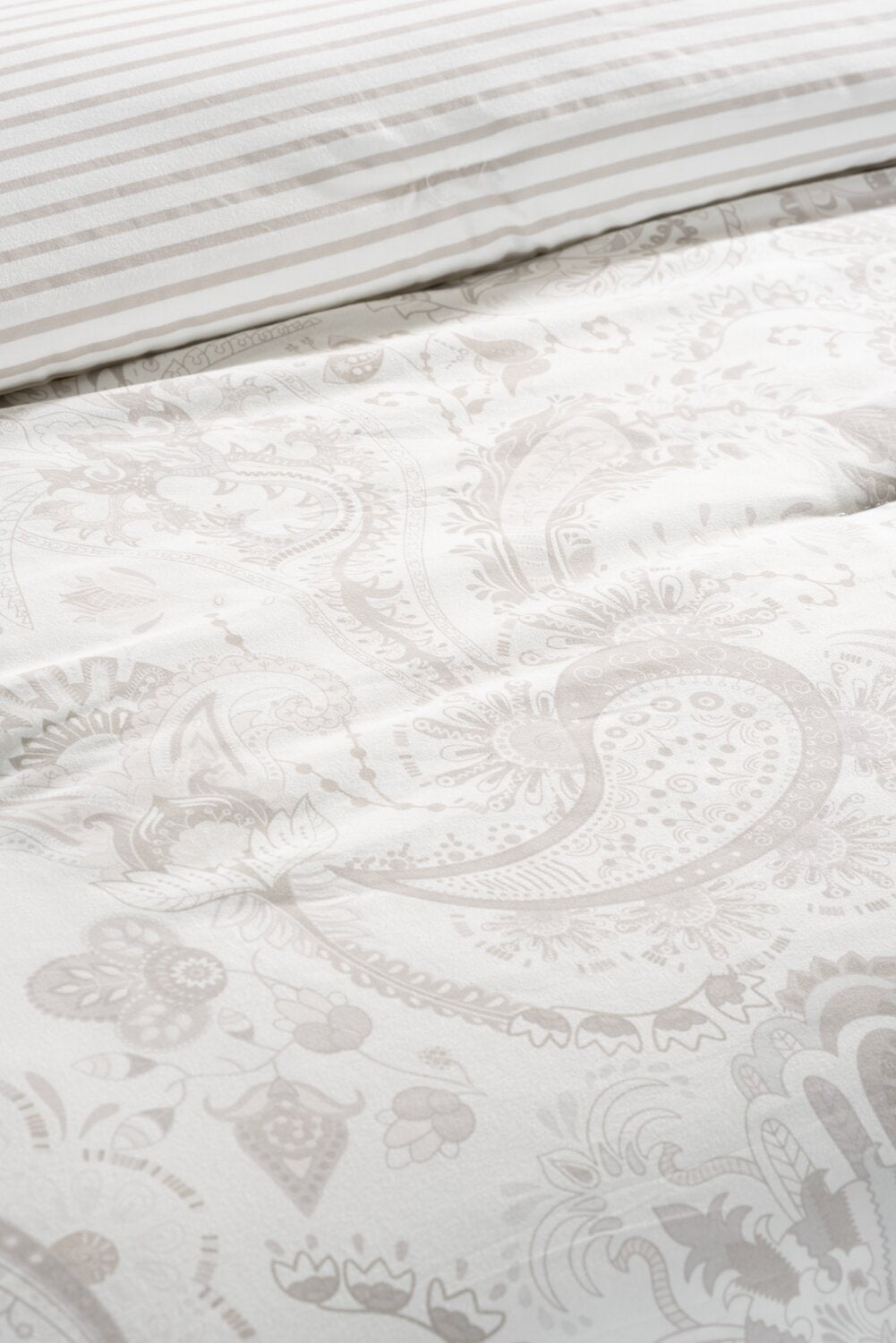 Indie Paisley 3-Piece Full/Queen Comforter Set - White|Ensemble d'édredon Indie Paisley 3 pièces pour lit double ou grand lit - blanc|PAISL3FQ