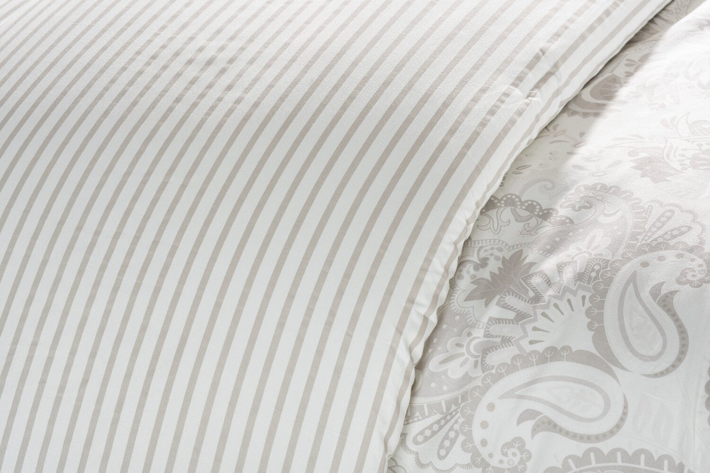Indie Paisley 3-Piece Full/Queen Comforter Set - White|Ensemble d'édredon Indie Paisley 3 pièces pour lit double ou grand lit - blanc|PAISL3FQ